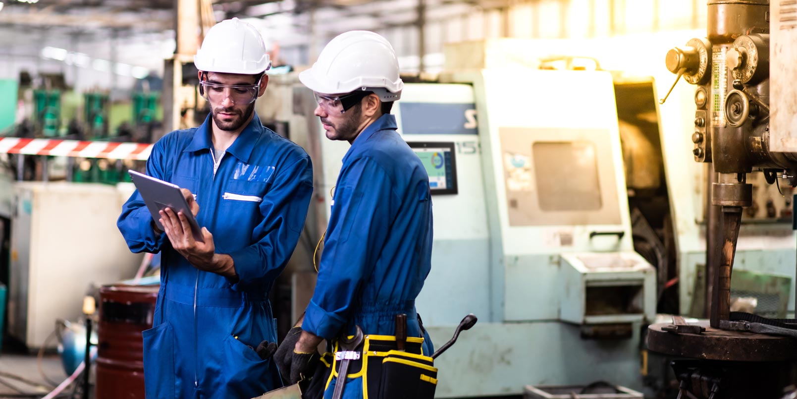 operai-officina-macchine-iottablet-iprod